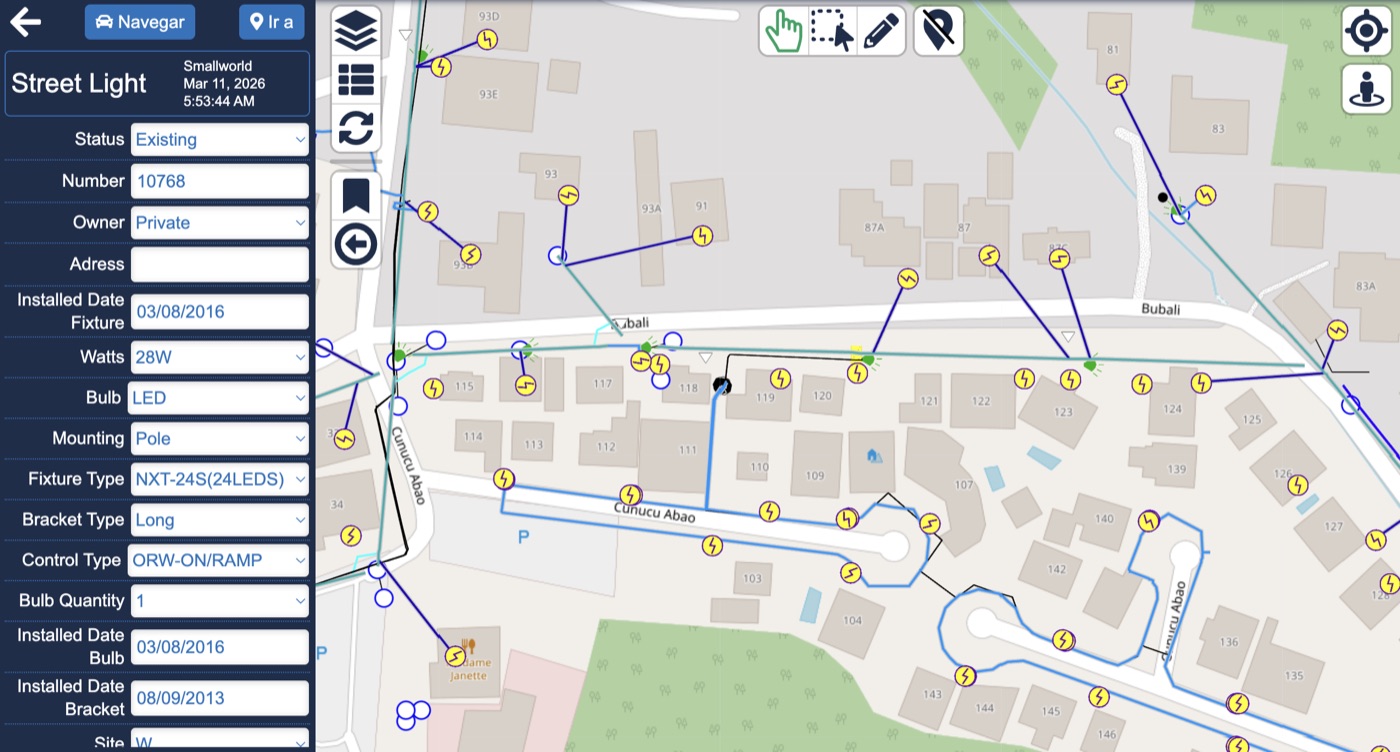 Atlas asset editor: a street light record from Smallworld with status, fixture, and install-date fields open beside the live network map